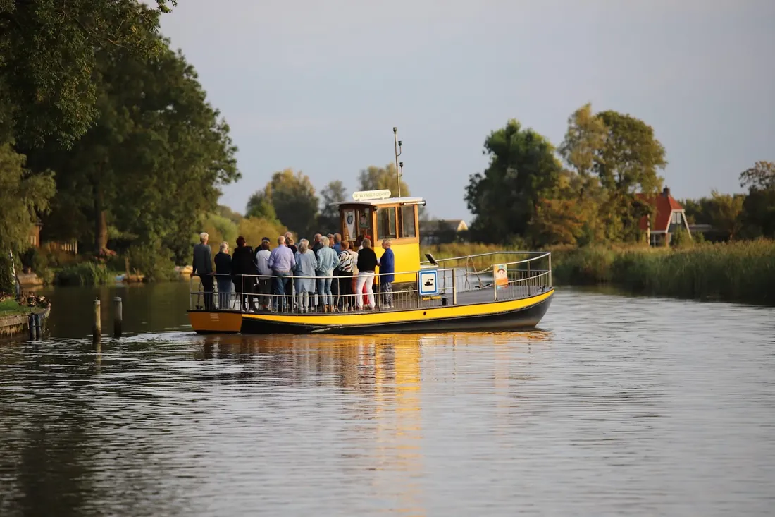 Choir on the pont: The Wynser Oerset gliding in with the choir on board