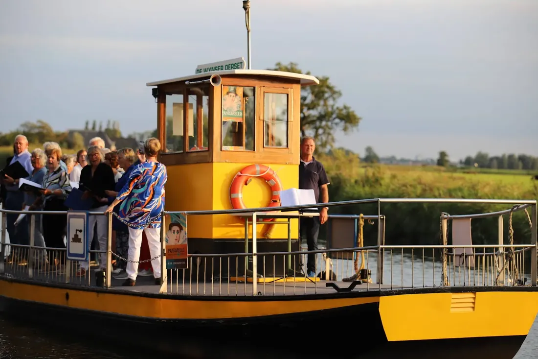 Choir on the pont: Close up on the yellow ferry