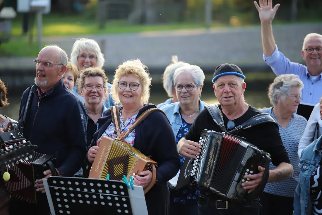 Choir on the pont: The accordions start up