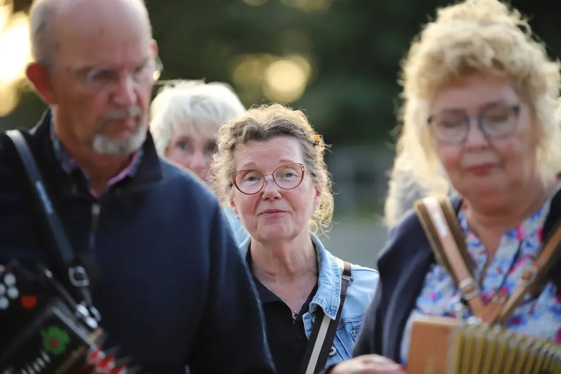 Choir on the pont: Listening for the next line
