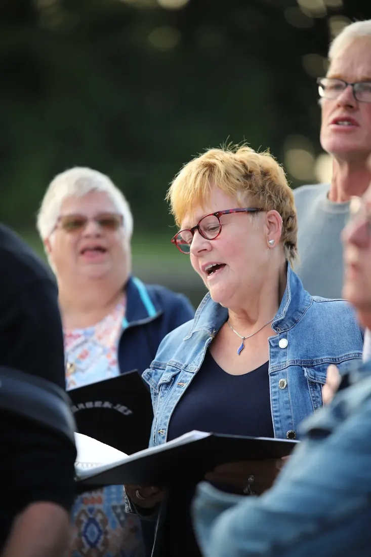 Choir on the pont: Singing at golden hour