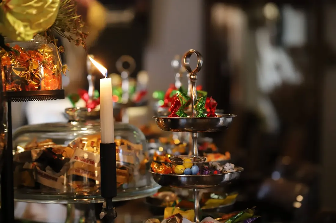 Choir on the pont: The dessert table by candlelight