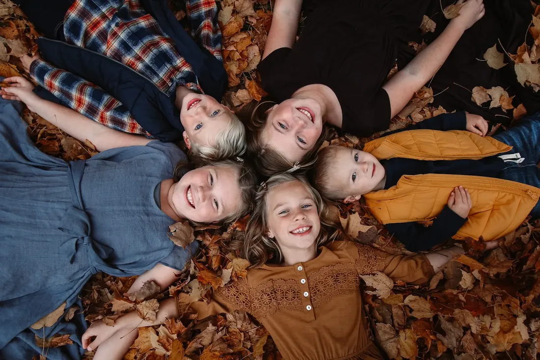 Five heads together in the leaves