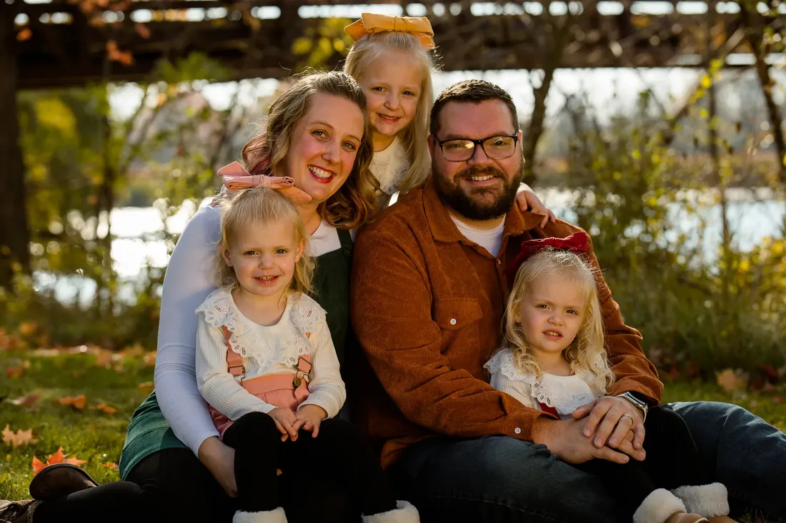 Mom, dad and 3 girls in bows