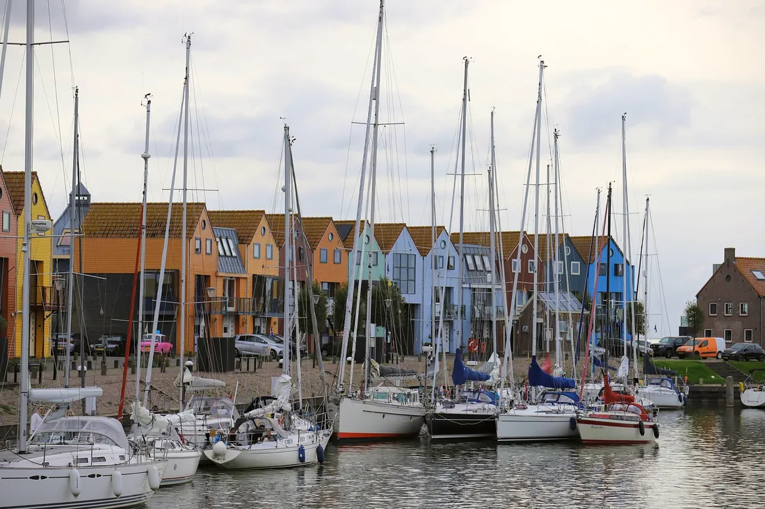 Sailboats in front of a row of harbour houses