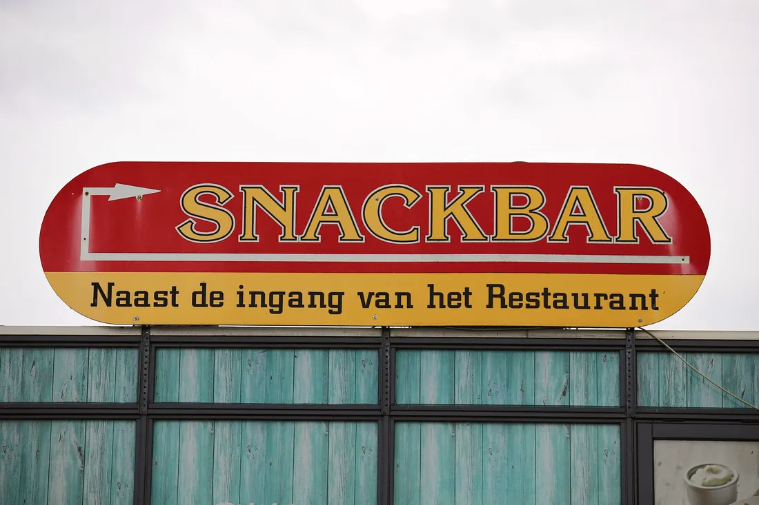 Snackbar, next to the restaurant entrance