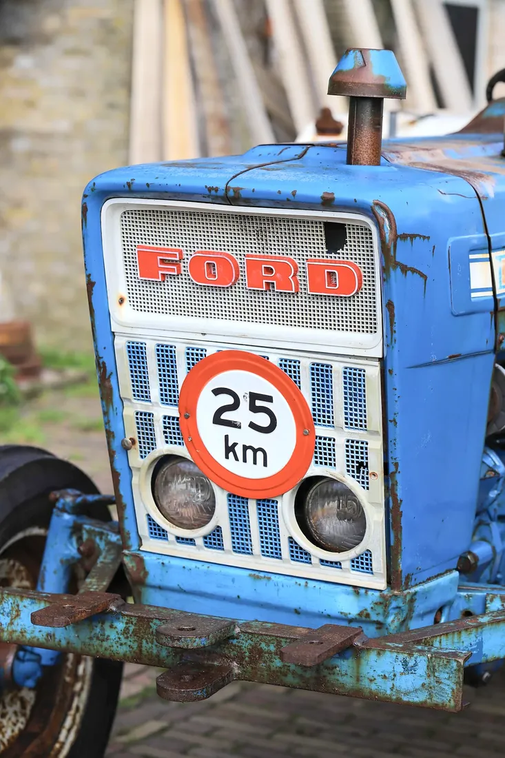 An old blue Ford tractor, 25 km an hour