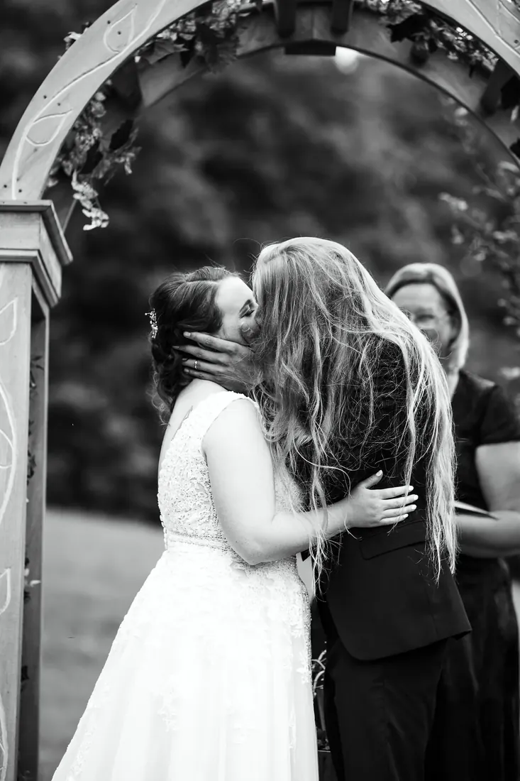 Amanda & Jack: the kiss under the arch, in black and white