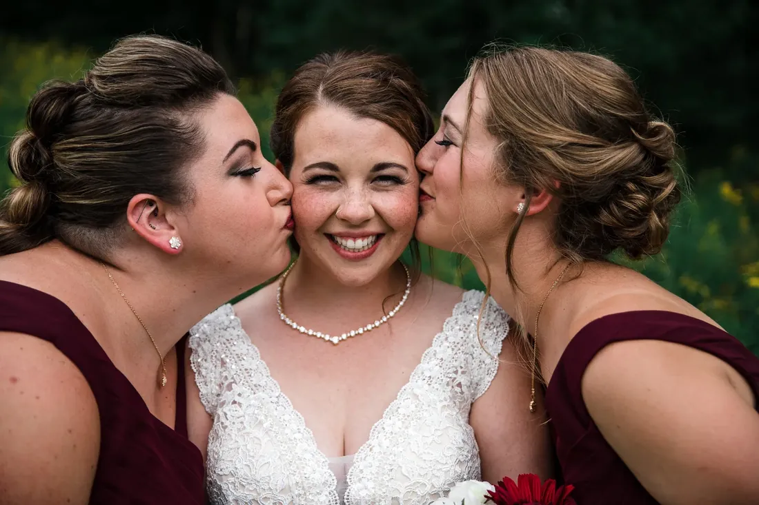 Amanda & Jack: two kisses on the cheek from her bridesmaids