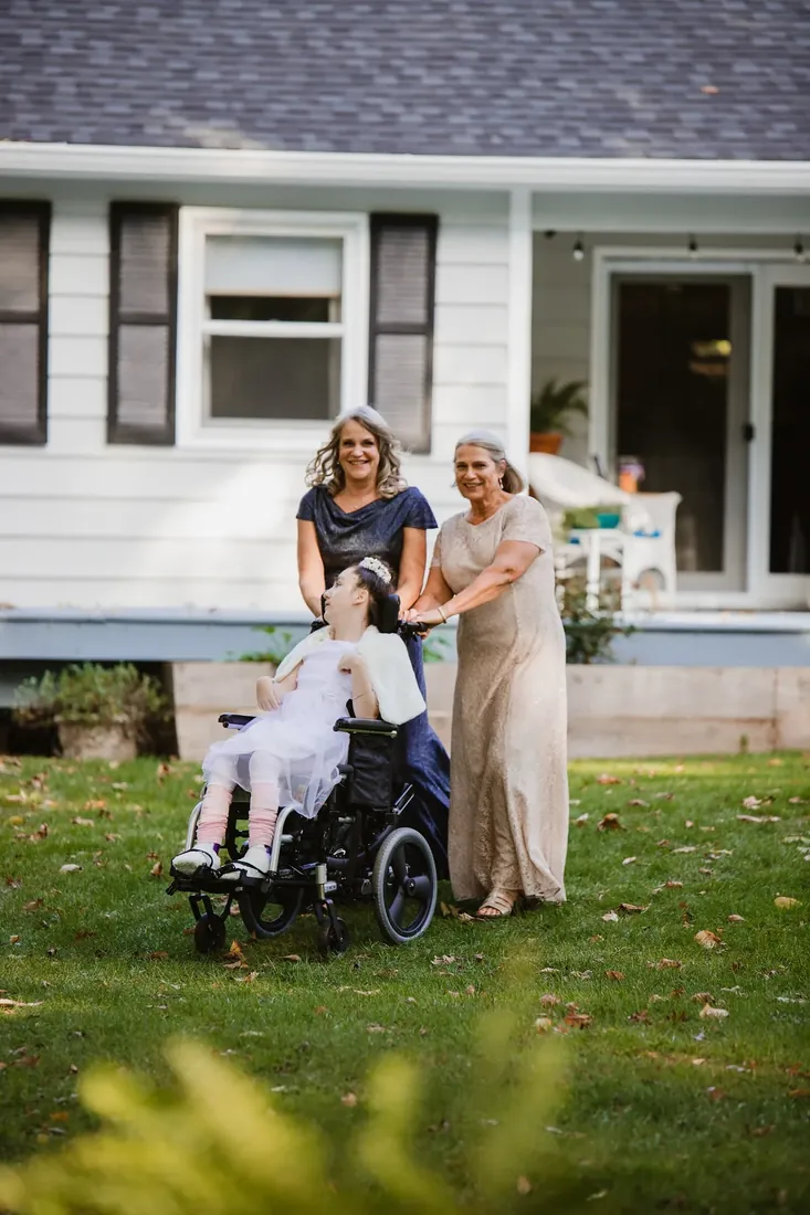 Cece & Erica: family photos in front of the house