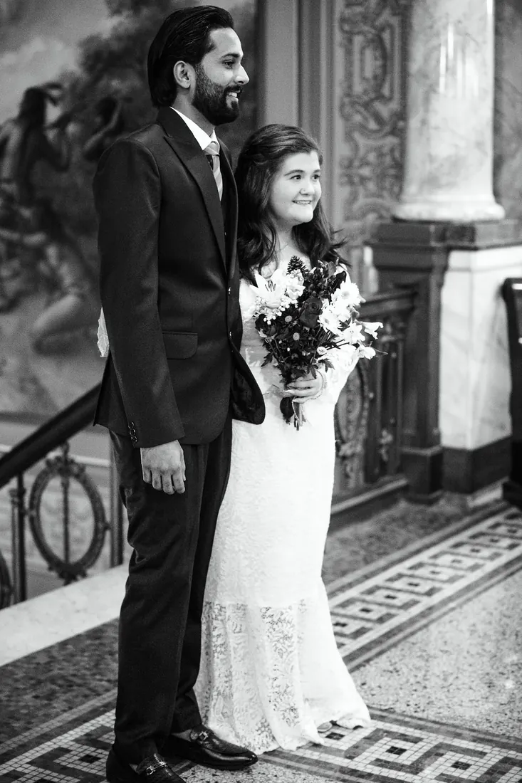 Emily & Samy: black and white on the courthouse landing