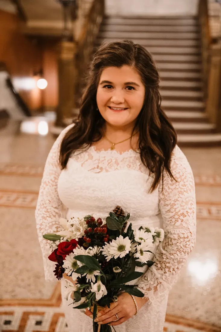 Emily & Samy: the bride and her red and white bouquet