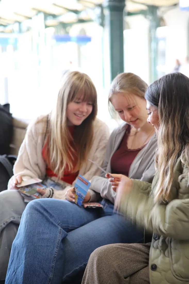 3 players reading the same card