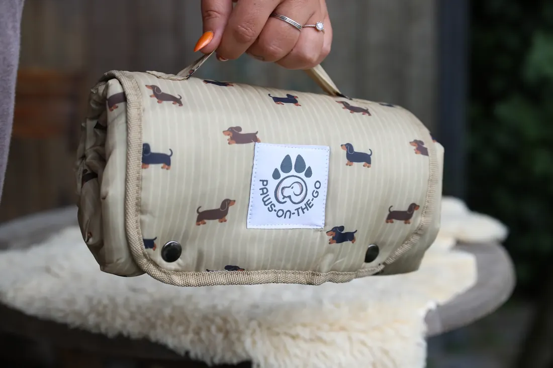 The teckel mat, rolled and carried by the handle