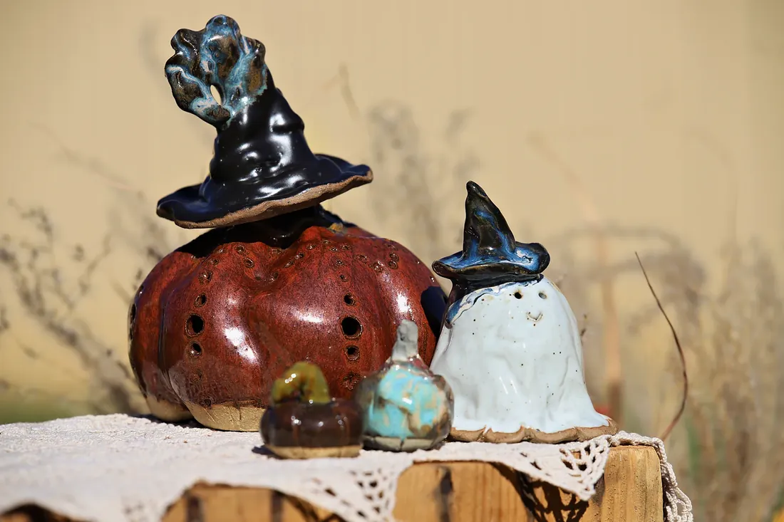 Pumpkin lanterns in witch hats