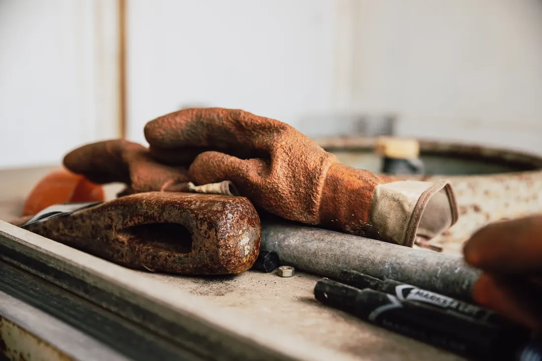 Gloves and a hammer on the bench